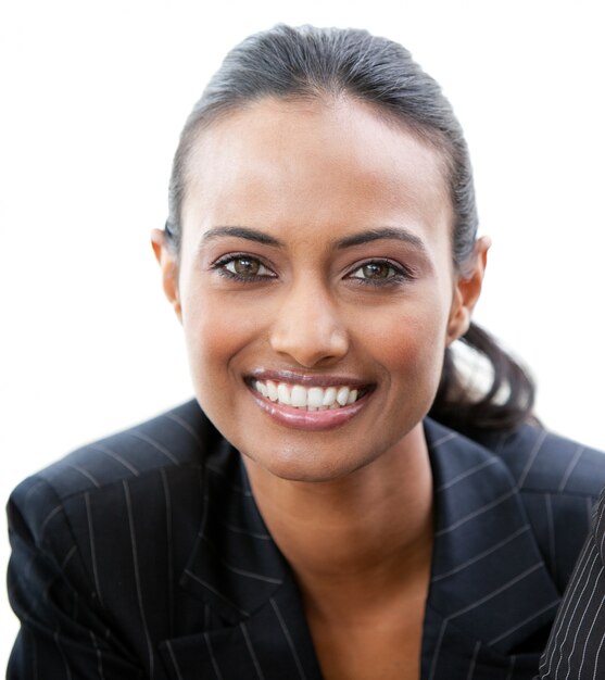 Retrato de una empresaria confía sonriendo a la cámara