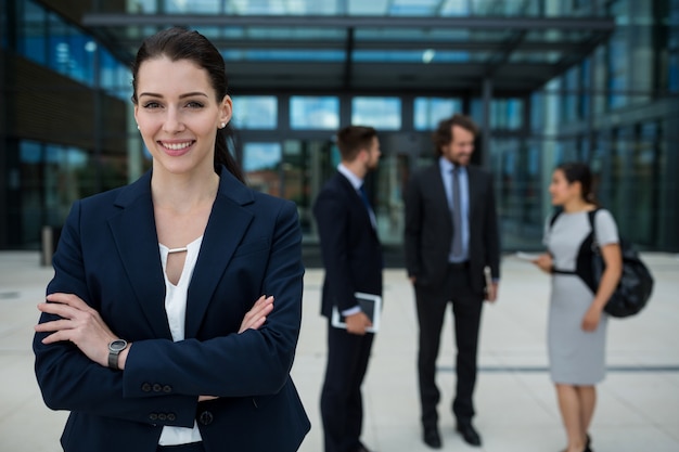 Retrato de una empresaria confía sonriendo