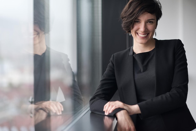 Retrato de una empresaria exitosa junto a la ventana Emprendedor en una oficina de inicio ocupada