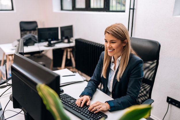 Retrato de una empresaria feliz que trabaja en la oficina.