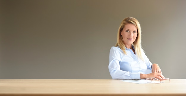 Foto retrato de empresaria de mediana edad