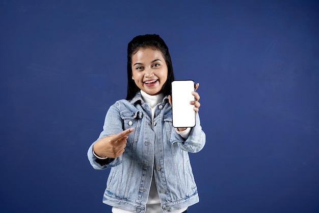 Retrato de una empresaria ocupada y confiada sosteniendo un teléfono y mostrando su tarjeta de presentación