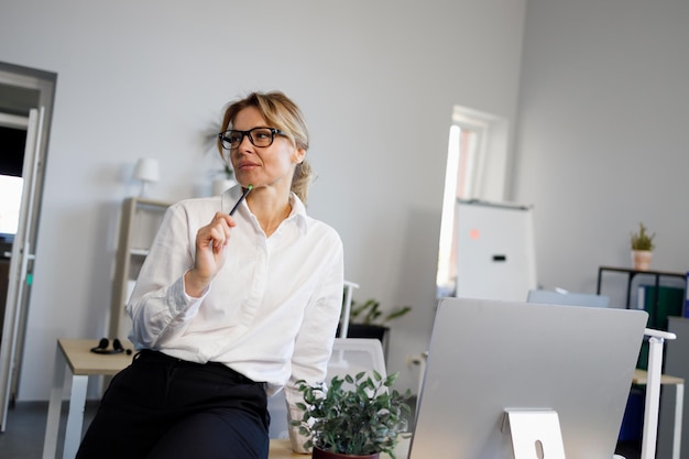 Retrato de una empresaria pensante en la oficina