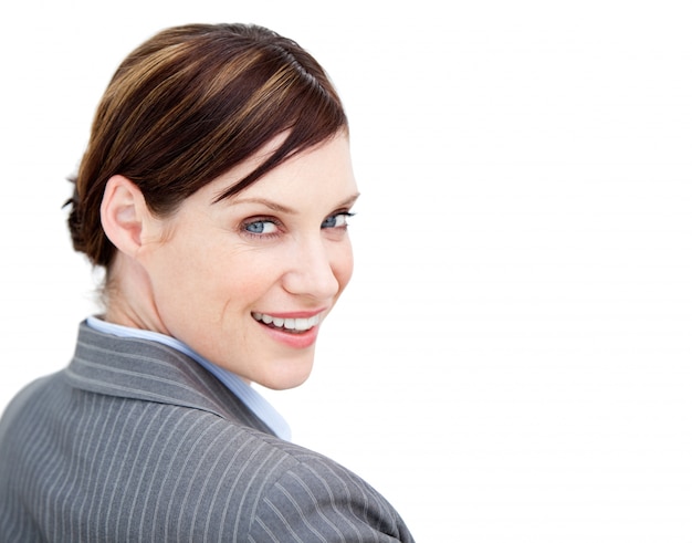 Retrato de una empresaria radiante sonriendo a la cámara