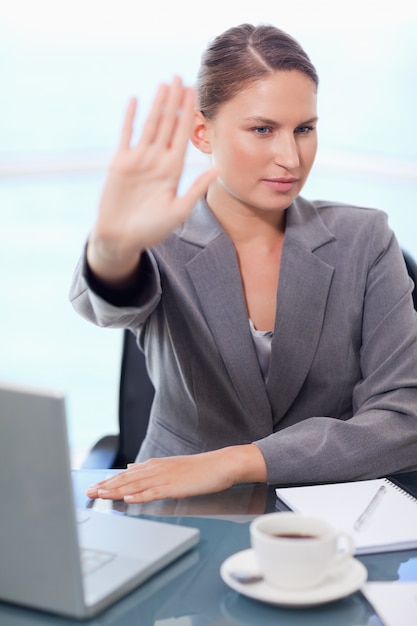 Retrato de una empresaria rechazando una conversación