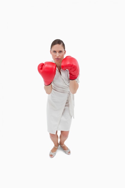 Retrato de una empresaria seria con guantes de boxeo