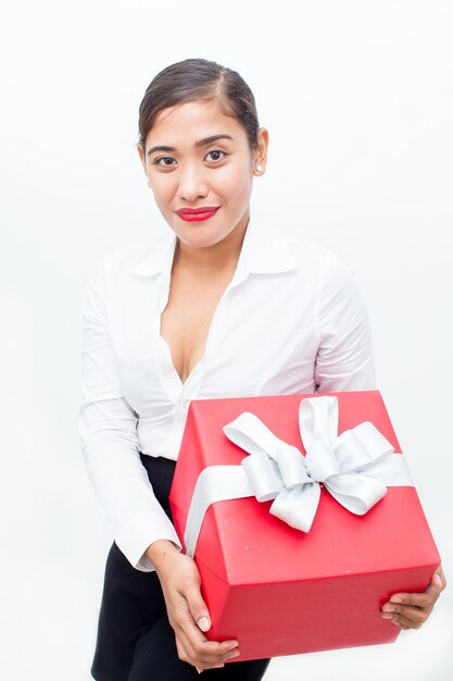 Retrato de empresaria sonriente con caja de regalo