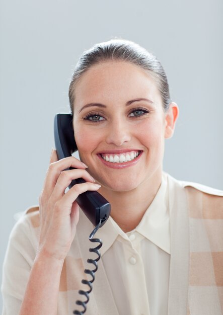 Retrato de una empresaria sonriente hablando por teléfono