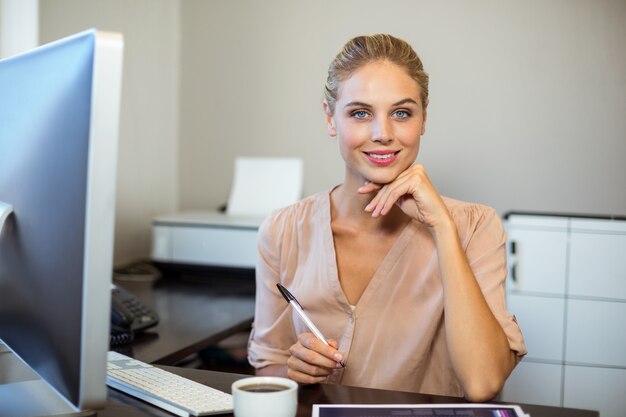 Retrato de empresaria sonriente en la oficina