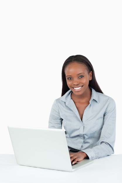 Retrato de una empresaria sonriente usando una computadora portátil