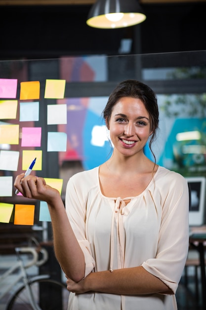 Retrato de empresaria sonriente