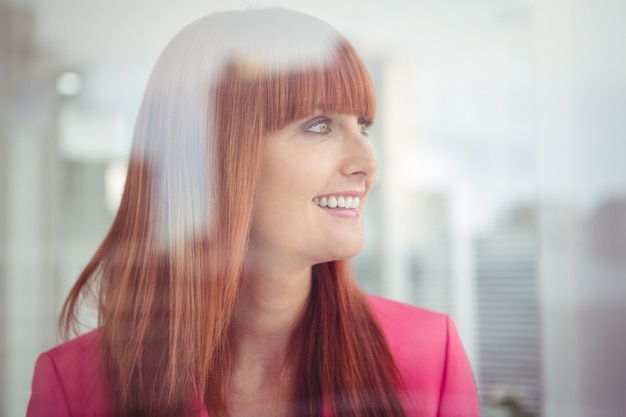 Foto retrato de una empresaria sonriente