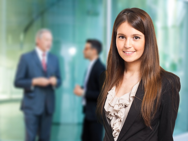 Foto retrato de una empresaria sonriente