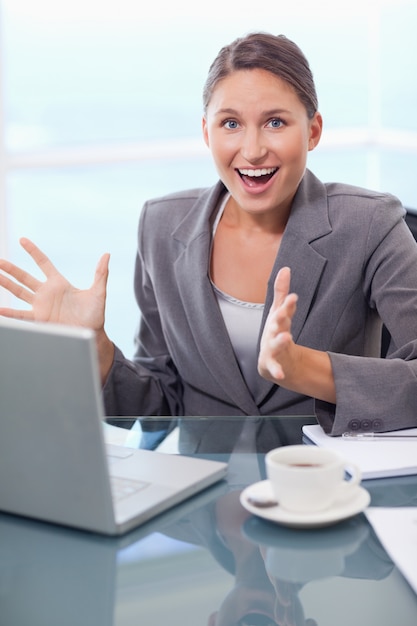 Retrato de una empresaria sorprendida trabajando con un portátil