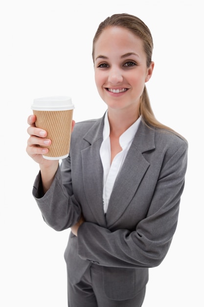 Retrato de una empresaria sosteniendo un café para llevar