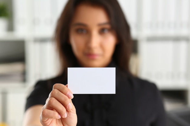 Retrato de empresaria sosteniendo una tarjeta en blanco