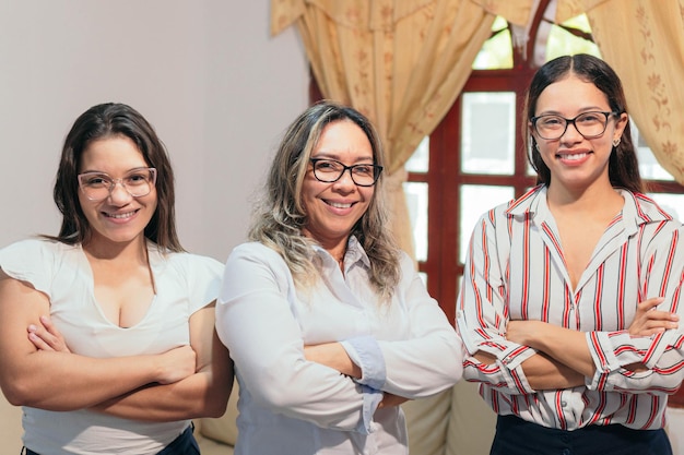 Foto retrato de empresarias con los brazos cruzados