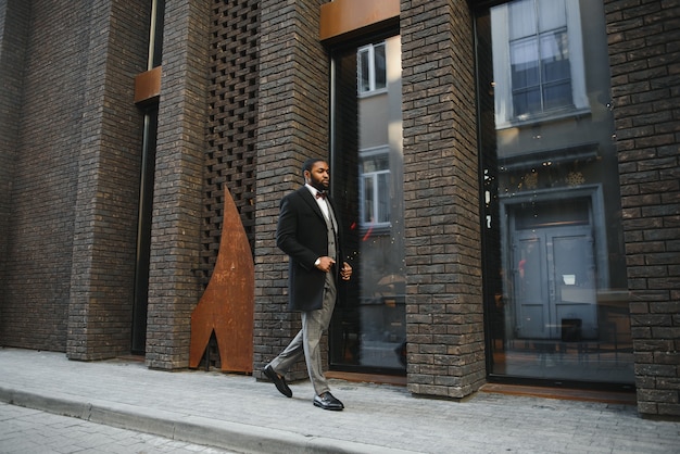 Retrato de un empresario afroamericano vistiendo un traje de pie al aire libre