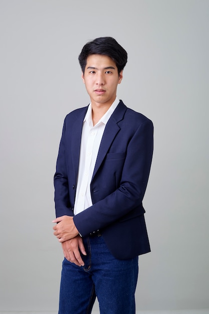Retrato del empresario asiático de moda en gris brillante