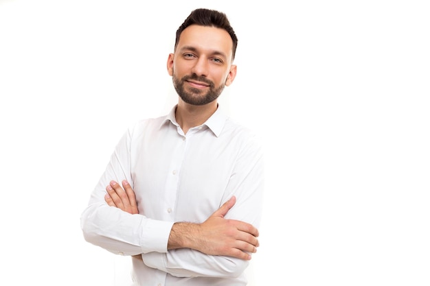 Retrato de un empresario con una camisa blanca sobre un fondo blanco aislado