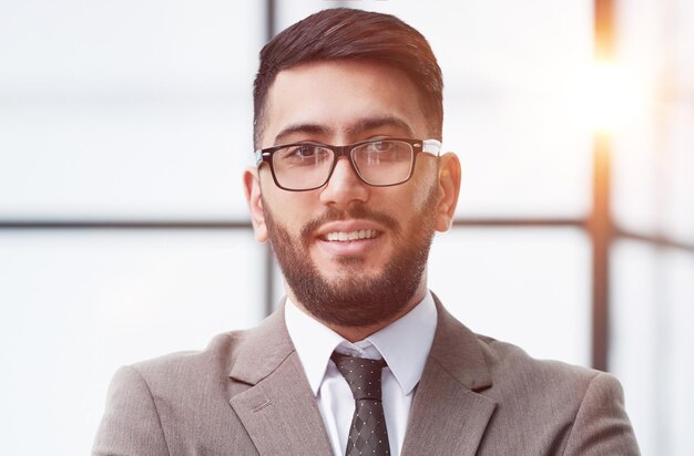 retrato de un empresario confiado con los brazos cruzados