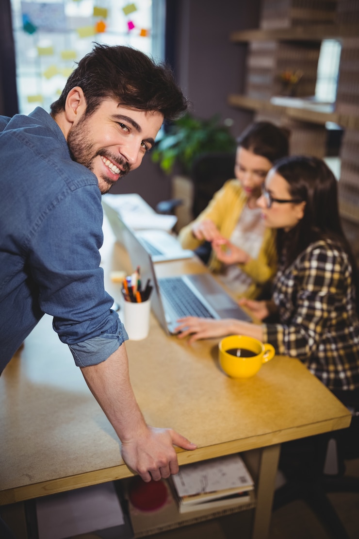 Foto retrato del empresario creativo con compañeros de trabajo