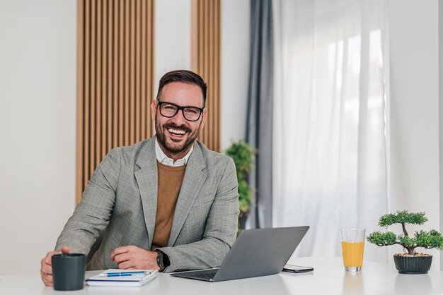 Retrato de empresario emocionado recogiendo su taza de té