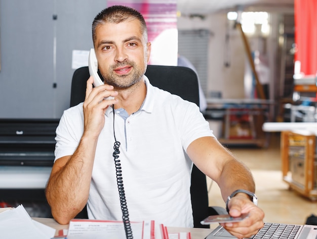 Retrato de empresario exitoso empresario que trabaja en la oficina ocupada