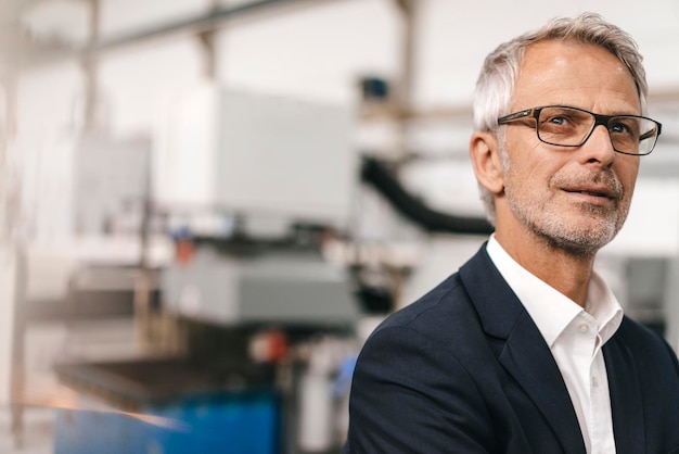 Foto retrato de un empresario exitoso en su empresa