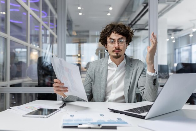 Retrato del empresario financiero descontento dentro de la oficina jefe enojado masculino mirando a la cámara y