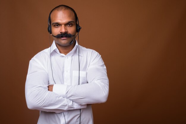 Retrato del empresario indio con bigote como representante del centro de llamadas