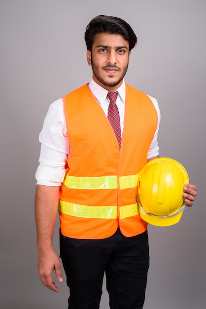 Retrato del empresario indio trabajador de la construcción empresario