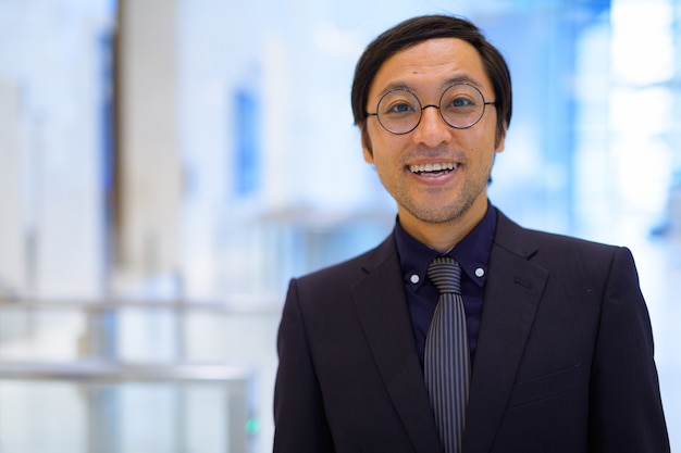 Retrato del empresario japonés en la sala de recepción del edificio de oficinas