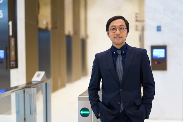 Retrato del empresario japonés en la sala de recepción del edificio de oficinas