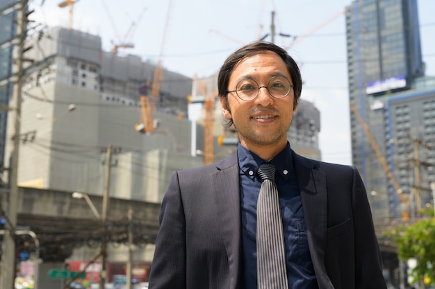 Retrato del empresario japonés en el sitio de construcción