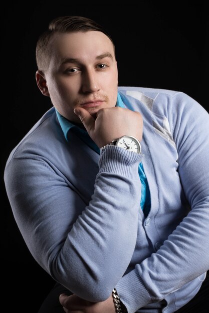 Retrato de un empresario levantador de pesas con músculo grande en la camisa azul