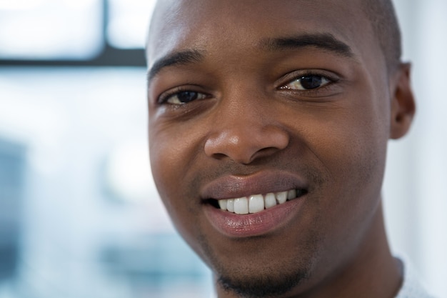 Retrato del empresario sonriente