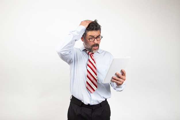 Foto retrato de un empresario sorprendido por la crisis del coronavirus y la pérdida financiera