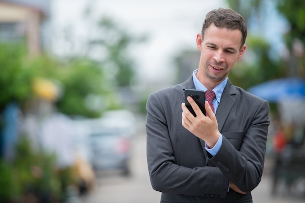 Retrato del empresario vistiendo traje en las calles al aire libre