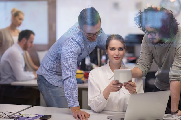 Retrato de empresarios exitosos empresario en la oficina de inicio ocupado