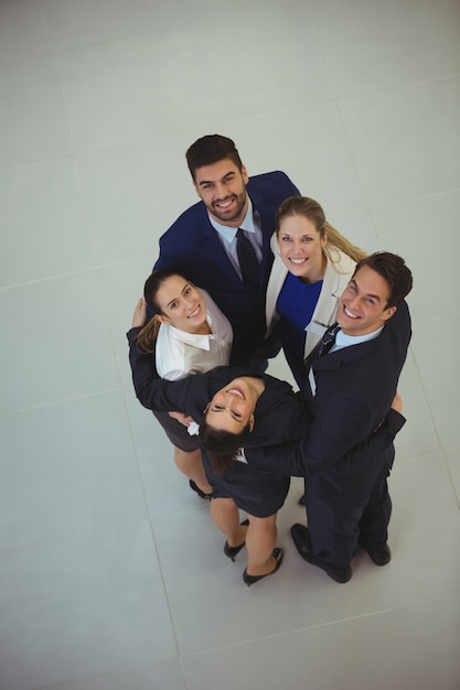 Retrato de empresarios formando grupitos