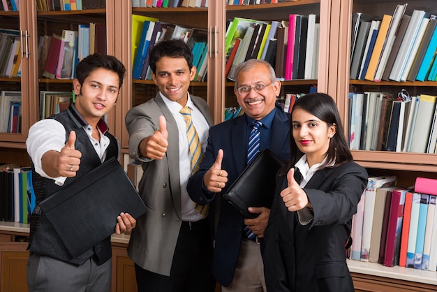 Retrato de empresarios indios que trabajan en la oficina o cultura corporativa o bufete de abogados y concepto de trabajo en equipo