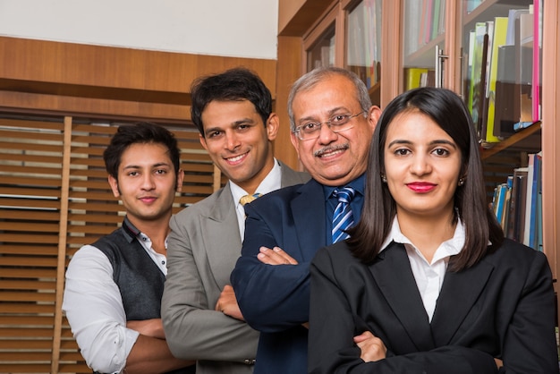 Retrato de empresarios indios que trabajan en la oficina o cultura corporativa o bufete de abogados y concepto de trabajo en equipo