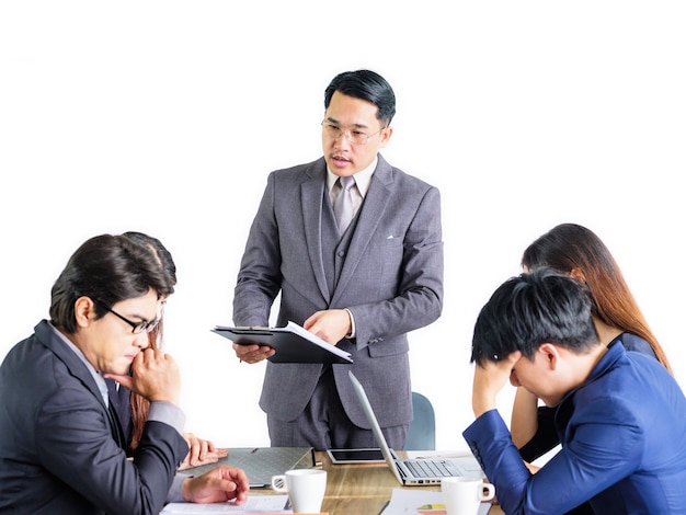 Retrato de empresarios multirraciales lluvia de ideas en la reunión