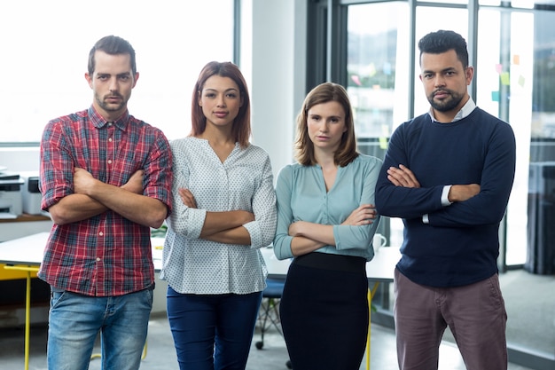 Retrato de empresarios de pie con los brazos cruzados