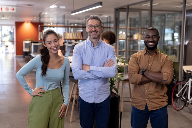 Foto retrato de empresarios sonrientes y mujeres de negocios juntos en el lugar de trabajo moderno