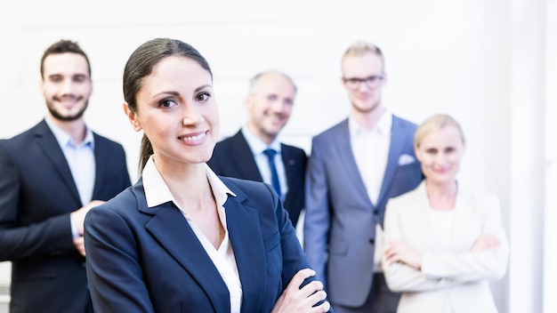 Retrato de empresarios sonrientes