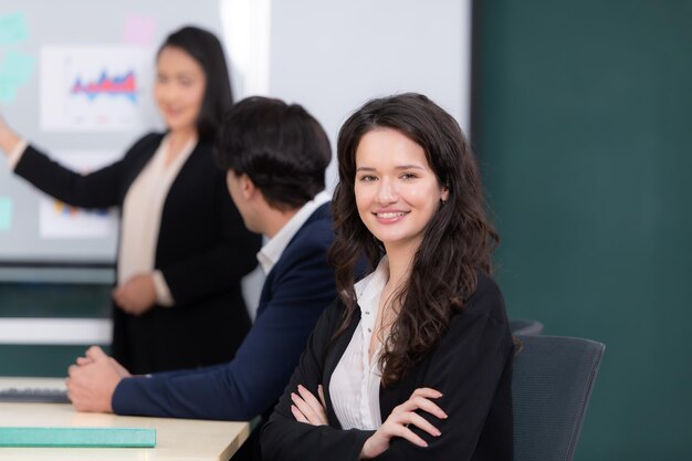 Retrato de empresarios trabajando juntos en una reunión en la oficina