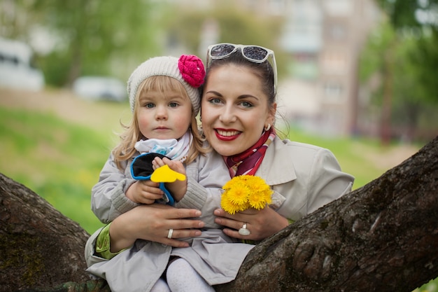 Retrato encantadora madre e hija en día cálido