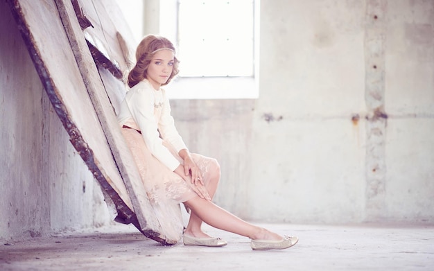 Retrato de una encantadora modelo de niña posando en un estudio.